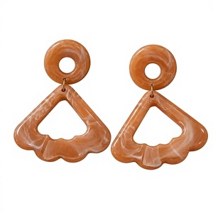 Boucles d'oreilles créoles géométriques en résine, mignonnes et tendance, bijoux uniques en acrylique pour femmes, multicolores (bleu, noir, rose) - Product Image 5
