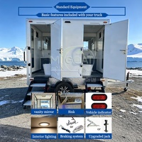Remorque de toilettes mobiles de luxe à 2 postes avec toilettes en céramique, lavabo, miroir, main courante et marches pour événements extérieurs, construction et mariages