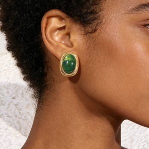 Boucles d'oreilles en acier inoxydable plaqué or 18 carats POWELL, étanches, inaltérables, avec cœur en résine marbrée et perle, vente en gros - Product Image 4