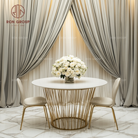 Ensemble de table et chaises de banquet de mariage moderne de luxe, table ronde en marbre avec base en métal tissé doré et chaises beiges