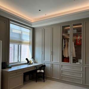 Armario Personalizado Tallado en Estilo Francés Gris Claro, con Tocador y Armario Integrados con Puerta de Vidrio para Dormitorio - Product Image 3