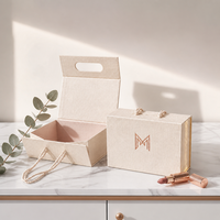 Boîte cadeau en papier pliable personnalisée avec fermeture magnétique et poignée en ruban pour l'emballage de cosmétiques et de bougies