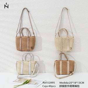 Sac à main en paille patchwork 25x18x13cm avec bandoulière pour femme, idéal pour l'été - Product Image 1