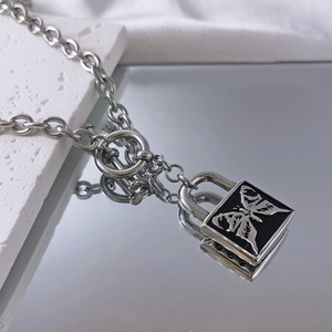 Collar con Colgante de Candado 3D con Patrón de Mariposa en Acero Inoxidable, Joyería de Moda Unisex - Product Image 1