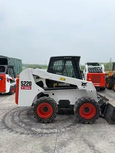 Chargeuse compacte Bobcat S220 d'occasion bien entretenue, peinture d'origine, pneus robustes, inspection complète, idéale pour les travaux municipaux - Product Image 2