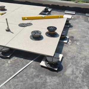Pied de support en plastique recyclé résistant au vent et durable pour terrasses, idéal pour les projets écologiques - Product Image 1