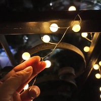 Lampe de décoration de Noël à LED alimentée par batterie Boule de nuit blanche pour balcon et maison en plastique