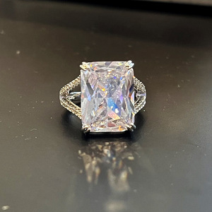 Bague de fiançailles classique pour femme en or blanc avec diamant taille princesse couleur D naturel F1475 - Product Image 4