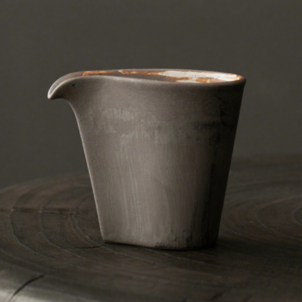 Élégant bec d'aigle noir - Coupe publique