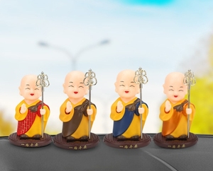 10.5*7.5*7.5ซม. ส่ายหัวพยักหน้าได้ตุ๊กตาพระพุทธรูปเล็กๆน้อยๆ<span class=keywords><strong>สามเณร</strong></span>พระภิกษุสงฆ์แสงอาทิตย์สำหรับตกแต่งรถบ้านสีฟ้าสีแดงสีเหลือง - Product Image 1