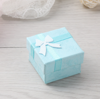 Boîte cadeau en carton rigide de haute qualité, matériaux recyclés, pelliculage mat, ruban gaufré, doublure en éponge, prête à être expédiée
