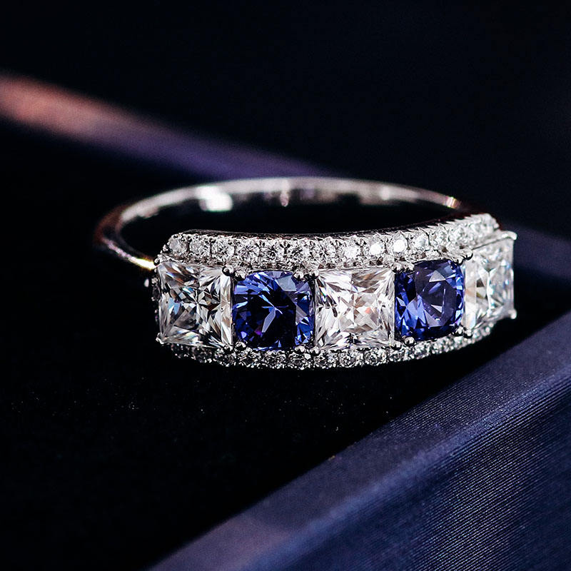 Bague en or massif 18 carats avec pierre précieuse de laboratoire.