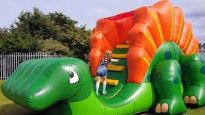 Tobogán de dinosaurio Dudley púrpura y amarillo de 12 pies X 22 pies para patio trasero, tobogán inflable <span class=keywords><strong>Dino</strong></span> para niños - Product Image 6