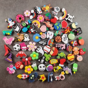 Breloques de chaussures en PVC à motifs de dessins animés variés, décorations mignonnes pour sabots Crocs, accessoires de chaussures DIY, vente en gros - Product Image 2