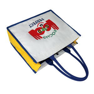 Sac fourre-tout en toile Focus Perfect avec motif mains rouges et bordure bleue contrastante – Prix direct usine - Product Image 4