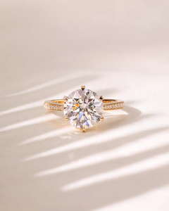 Bague de fiançailles pour femme en or massif 18 carats avec diamant rond taille brillant et diamants latéraux, certifiée GIA, style classique - Product Image 5