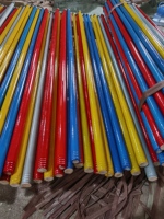 Vente chaude en gros Balai en bois d'eucalyptus recouvert de PVC avec des poils doux, manche imperméable et écologique pour le nettoyage des sols