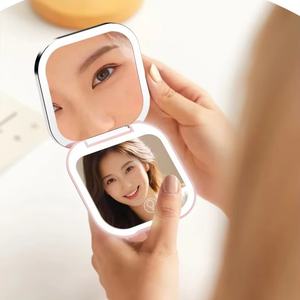Mini miroir grossissant LED de poche rechargeable double face, design pliable pour le maquillage en voyage - Product Image 6