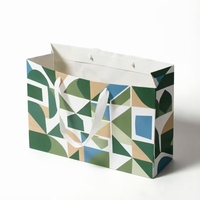Sac de courses en papier kraft écologique et recyclable avec motif abstrait pour magasin de vêtements, personnalisable et luxueux
