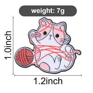 Schattige kat die met rood garen speelt, emaille pin, cartoon kitten broche voor rugzakdecoratie - Product Image 6