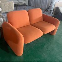 Canapé ou fauteuil de loisirs moderne minimaliste avec cadre en bois massif et revêtement en tissu doux pour salon, appartement ou hôtel