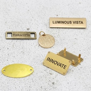 Etiqueta de Metal Personalizada con Nombre y Logotipo, Fabricante de Etiquetas para Ropa, Fuente Gótica, Placa Plateada, Etiqueta de Marca, Etiqueta Metálica para Prendas - Product Image 2