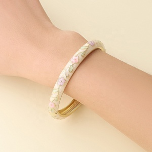กำไลข้อมือเคลือบสีสันสดใสลายดอกโบตั๋นสไตล์วินเทจสำหรับผู้หญิง เหมาะสำหรับเป็นของขวัญ ขายส่งจากโรงงาน - Product Image 2