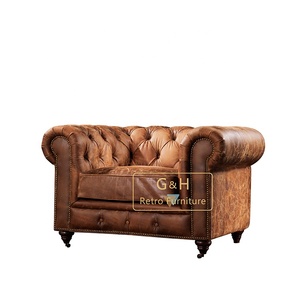 Meuble canapé 3 places en cuir, canapé classique tufté Chesterfield avec bouton Melpomene et bras roulé pour le salon - Product Image 1