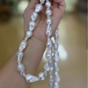 Collier de perles d'eau douce baroques, blanc naturel, à fort brillant, chaîne réglable, style vintage français, beauté étrange et lumineuse - Product Image 1