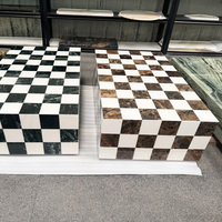 Nouvelle table en marbre à motif damier moderne, blocs carrés, mosaïque en marbre Verde White Emperador, socle en marbre à carreaux