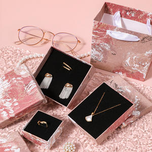 Boîte en papier irrégulière à fleurs roses tendance pour l'emballage de bijoux pour bracelets, boucles d'oreilles, bagues, montres, lunettes - Product Image 3