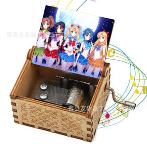 7 diseños regalo Popular melodí<span class=keywords><strong>a</strong></span> manivela de mano grabado con láser manivela de mano 6CM tamaño Mini Sailor Moon caja de música de madera juguete para niños - Product Image 3