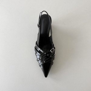 รองเท้าส้นแบนหนังสีดำหัวแหลมรองเท้าลำลองติดหัวเข็มขัดไขว้ประดับหมุด - Product Image 1