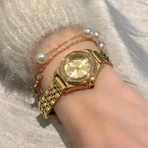 Reloj de Pulsera Elegante de Cuarzo para Mujer, Esfera Irregular, Correa de Metal, Esfera Dorada, Uso Diario, Reloj de Regalo, Fábrica OEM - Product Image 5