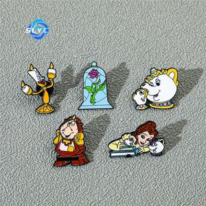 Creativo lindo dibujos animados película personajes de <span class=keywords><strong>La</strong></span> <span class=keywords><strong>Bella</strong></span> <span class=keywords><strong>y</strong></span> <span class=keywords><strong>La</strong></span> <span class=keywords><strong>Bestia</strong></span> insignia de Metal candelabro tetera señora reloj broche - Product Image 3