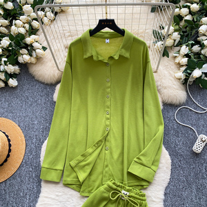 Completo da <span class=keywords><strong>donna</strong></span> primaverile autunnale casual in <span class=keywords><strong>maglia</strong></span> waffle, 2 pezzi: camicia a maniche lunghe con bottoni e pantaloncini con coulisse in vita, loungewear - Product Image 2