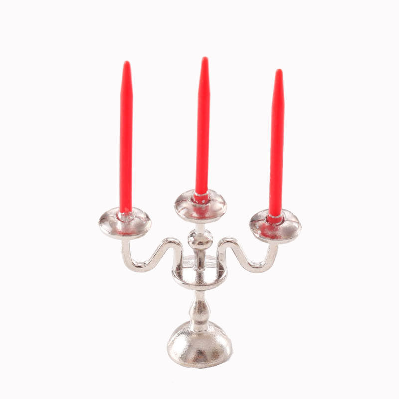 Chandelier argenté, bougie rouge.