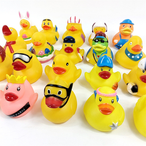 Lot de jouets de bain et de douche pour enfants en gros, assortiment unique de mini canards en caoutchouc jaunes, reine, roi, planche de surf, équipe de football, avec skis - Product Image 2