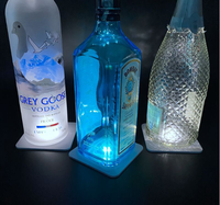 Sous-verre carré LED en plastique personnalisé à détection de gravité pour affichage lumineux de bouteilles et boissons, idéal pour Noël et les fêtes d'anniversaire