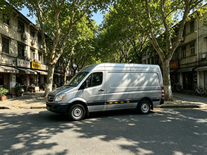 Autocar de tourisme avec configuration de sièges complète, espace à bagages encastré, idéal pour les spectacles lumineux nocturnes et les agences de destination - Product Image 1