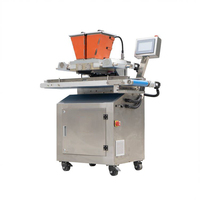 Machine de fabrication de chocolat entièrement automatique Mini déposant one shot Ligne de coulée de chocolat sandwich Machine de fabrication de barre de chocolat