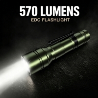 Mini lampe torche à clipser personnalisée 570lm, rechargeable par USB, étanche IP54, faisceau réglable, vente en gros usine, légère 52,4g pour le travail