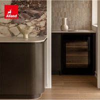 Armoire de cuisine Alland Mashup Style en placage de chêne blanc chaud avec crédence en marbre et îlot courbé cannelé laqué noir