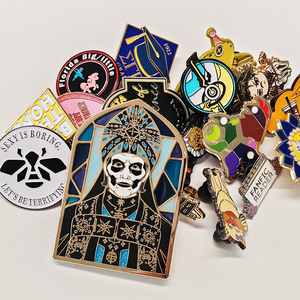 Customized Soft Enamel Anime Silk Screen Printed Gold-Plated Metal Pin with Stained Glass Effect for Promotional Souvenir Use