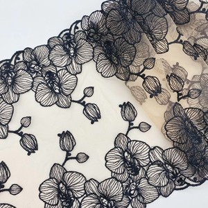 Passamanerie <span class=keywords><strong>in</strong></span> <span class=keywords><strong>pizzo</strong></span> <span class=keywords><strong>nero</strong></span> floreale ricamato <span class=keywords><strong>in</strong></span> morbida rete nude, eleganti per lingerie da donna, pigiami, abiti da sposa e vestiti. - Product Image 1