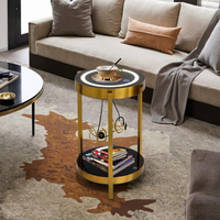 Nordisches Modernes Sofa mit Seitlichen Metallstreifen Couchtisch Stehlampe Wohnzimmer Kabellose Ladestation