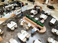 Conception de comptoir de bar de café de centre commercial moderne Kiosque personnalisé Table de stand de restaurant Coin salon Mobilier de café sur mesure