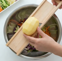 Mandoline Hachoir à Légumes Familial, Trancheuse à Oignons et Pommes de Terre, Lame de 3,0 mm pour Julienne Large, Invention Brevetée, Protection des Doigts, Manuel en Bois, Emballage Carton
