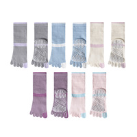 Chaussettes de Pilates à cinq doigts avec logo personnalisé, antidérapantes, à semelle en silicone à pois, vente en gros, directement de l'usine OEM ODM pour le yoga