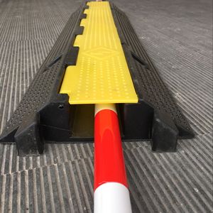 Rampe de protection de câbles en caoutchouc en gros pour usine, taille personnalisée, OEM disponible pour projets de sécurité routière - Product Image 2